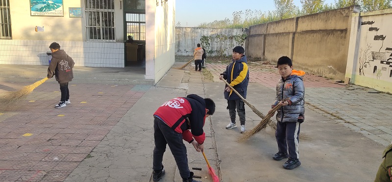 爱我校园  清洁卫生 ——马陵山镇陈楼小学清晨学生清扫卫生