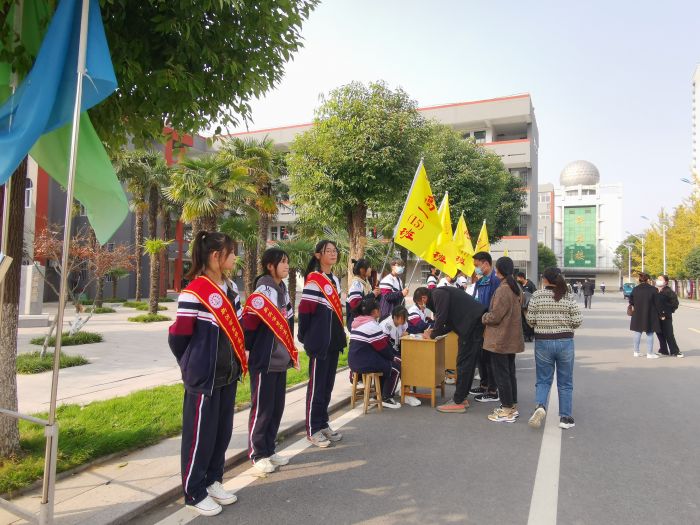 家校携手齐商讨  春风化雨灌桃李  ——新沂市东华高级中学2021级学生家长开放日活动