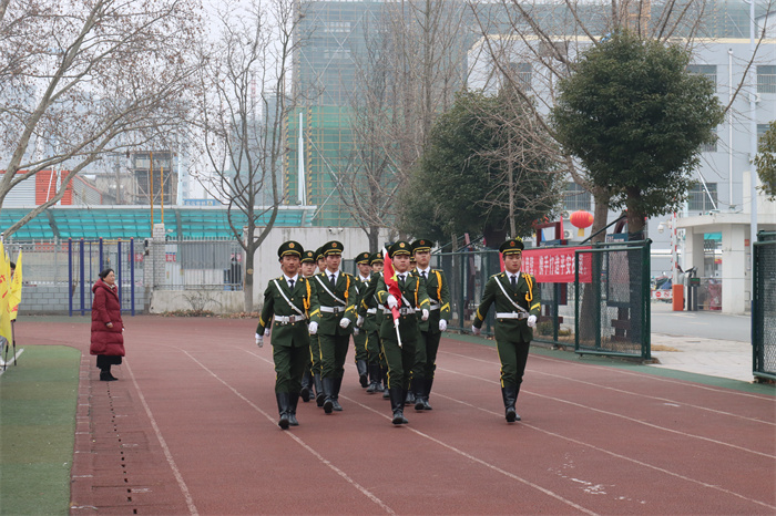 新学期，一起向未来  ——新沂市东华高级中学举行新学期升旗仪式