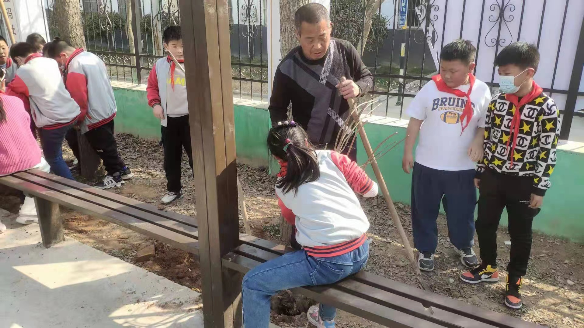 “爱我学校，美我校园”——马陵山镇钟吾小学植树活动