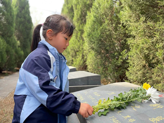 梨花风起正清明，缅怀先烈学感恩 ——黑埠中心幼儿园清明祭扫活动