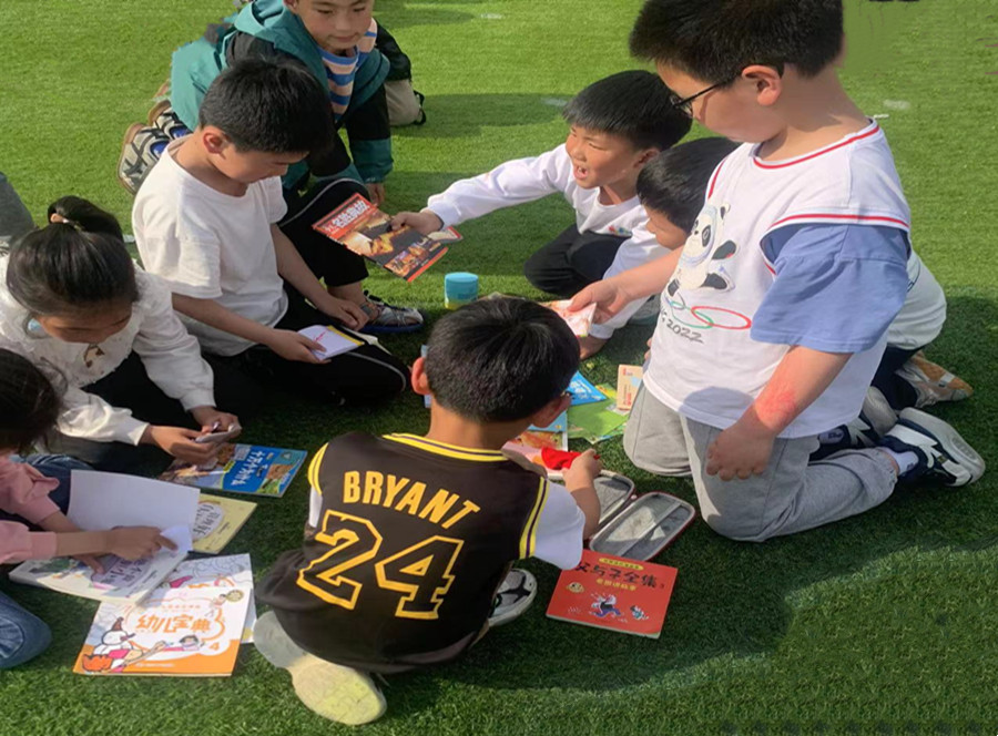 好书传递 共沐书香 ——西城小学首届图书“跳蚤市场”活动