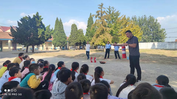 安全记心中 防患于未然 ——马陵山镇广玉小学开展消防安全逃生及灭火演练活动报道