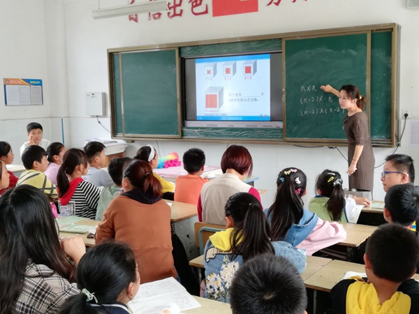 阿湖小学举行骨干教师示范课展示活动